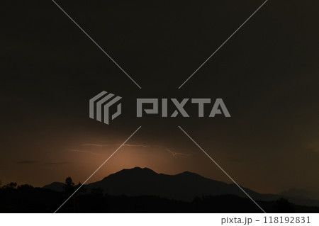 北杜市白州町から見る茅ヶ岳に轟く雷鳴と光る稲妻 118192831