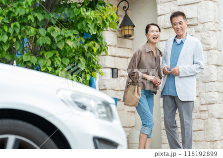 ミドル夫婦　家　車 118192899