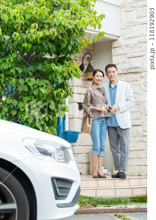 旅行に出かけるシニア夫婦 118192903