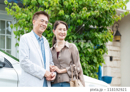 ドライブをするシニア夫婦 ドライブをするシニア夫婦 118192921