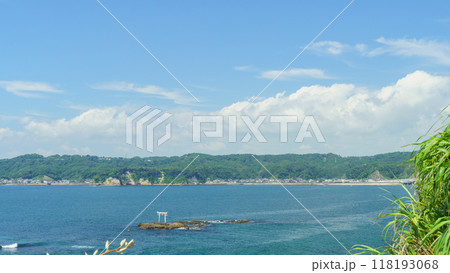 【千葉県勝浦市】勝浦湾と海の鳥居(八幡岬からの撮影) 118193068