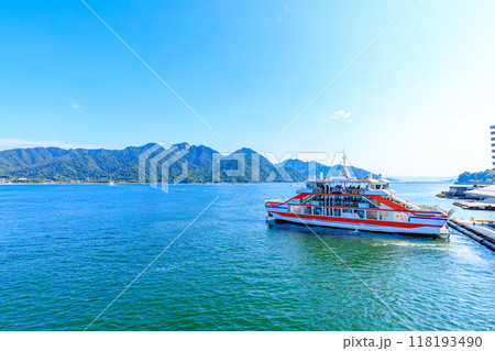 夏の宮島フェリーから見た景色 広島県廿日市市 夏の宮島フェリーから見た景色 広島県廿日市市 118193490