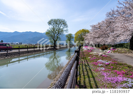 長野県安曇野市 農民たちの手で作られた灌漑用の春の拾ヶ堰と常念岳 長野県安曇野市 農民たちの手で作られた灌漑用の春の拾ヶ堰と常念岳 118193937