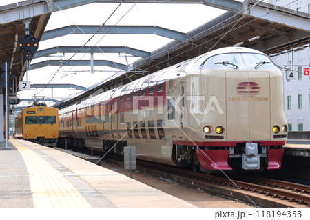 【JR西日本・JR東海】115系と285系「サンライズ出雲」（山陰本線：出雲市駅） 118194353