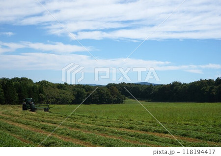 北海道の夏の風景 牧草作業 北海道の夏の風景 牧草作業 118194417