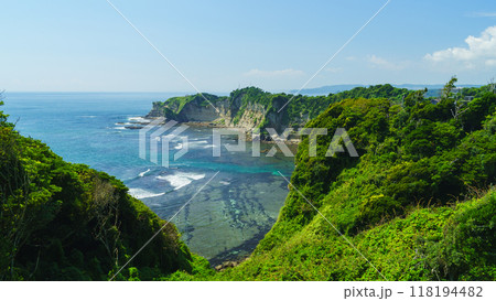 【千葉県勝浦市】勝浦灯台方面から見た八幡岬・八幡岬公園 118194482