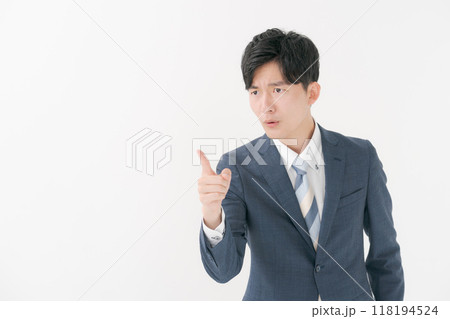 人差し指を立てて怒るサラリーマン 118194524