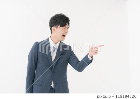 人差し指を立てて怒るサラリーマン 118194526