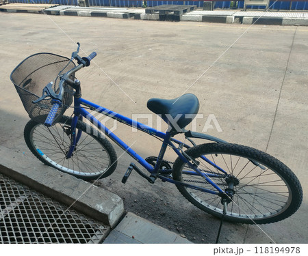 A blue bicycle used by the laboratory operator to take samples and send daily reports to the office. 118194978