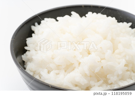 お茶碗に盛られたご飯のクローズアップ お茶碗に盛られたご飯のクローズアップ 118195059