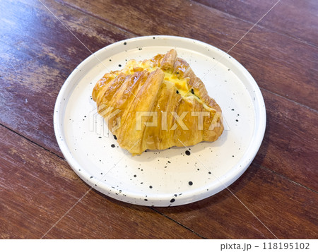 freshly baked croissants-baked spinach and cheese 118195102