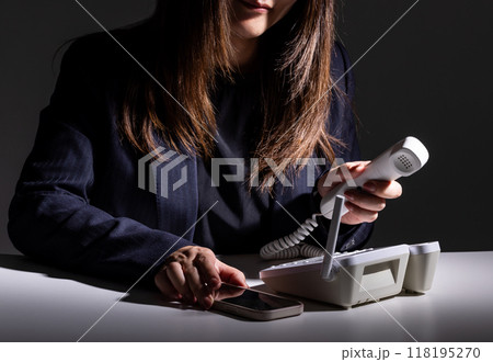 詐欺電話をかける女性 scam call 詐欺電話をかける女性 scam call 118195270