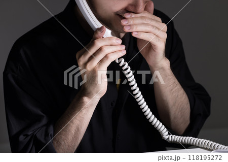 詐欺電話をかける男性 scam call 詐欺電話をかける男性 scam call 118195272