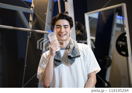 トレーニングの水分補給をするハンサムな男性　カメラ目線 118195284