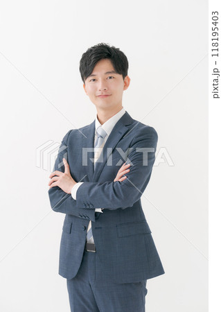 腕組みをするカメラ目線のサラリーマン 腕組みをするカメラ目線のサラリーマン 118195403