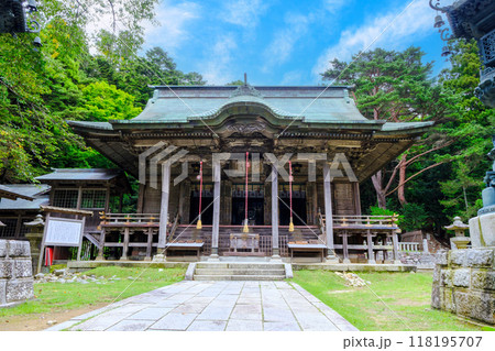 緑に包まれた黄金山神社拝殿 118195707