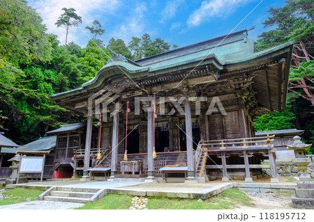 新緑に包まれた金華山黄金山神社 118195712