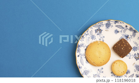 皿の上のクッキーとコピースペース 118196018