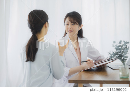 医師と看護師と患者　　  118196092