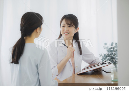 医師と看護師と患者　　  118196095