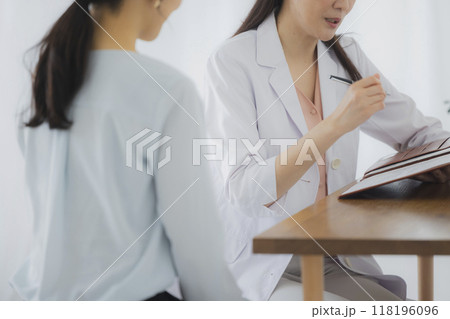 医師と看護師と患者　　  118196096