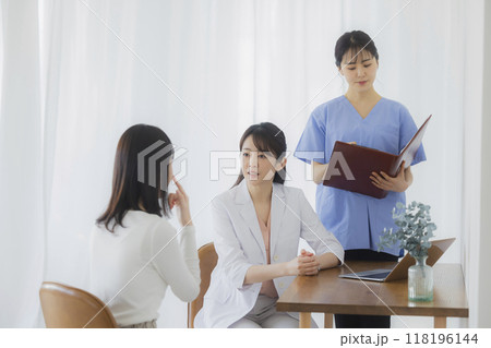 医師と看護師と患者　 　 118196144