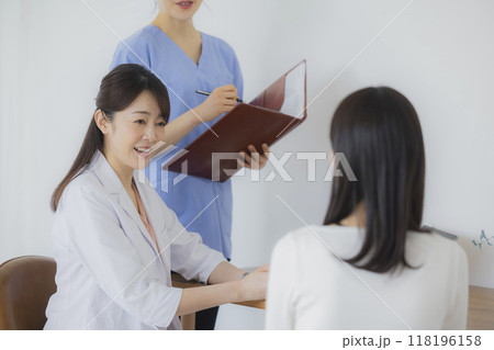 医師と看護師と患者 医師と看護師と患者 118196158