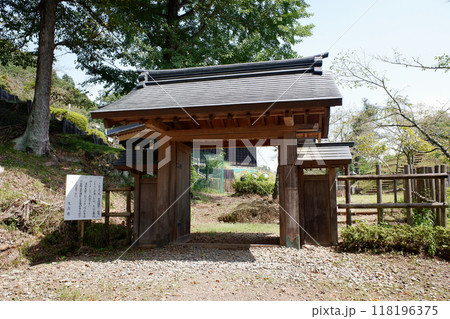 山梨県大月市　岩殿山・ふれあいの館入口 118196375