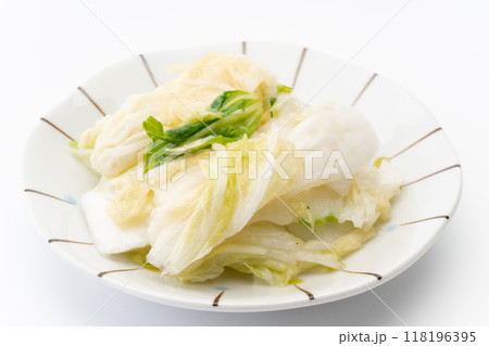小皿に盛り付けた白菜の浅漬け 小皿に盛り付けた白菜の浅漬け 118196395