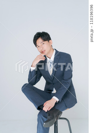 椅子に座るスーツ男性 118196396