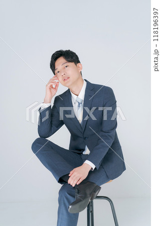 椅子に座るスーツ男性 118196397