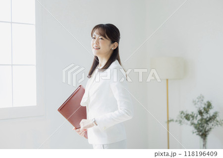 白いスーツの女性　　　 118196409