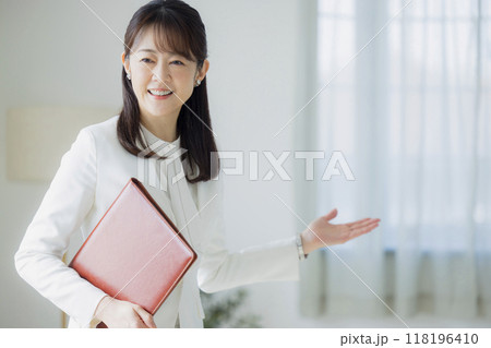 白いスーツの女性　　　 118196410