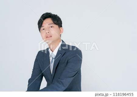 椅子に座るスーツ男性 118196455