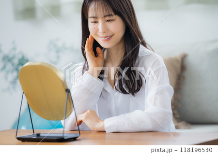 肌の調子を気にする若い女性 肌の調子を気にする若い女性 118196530