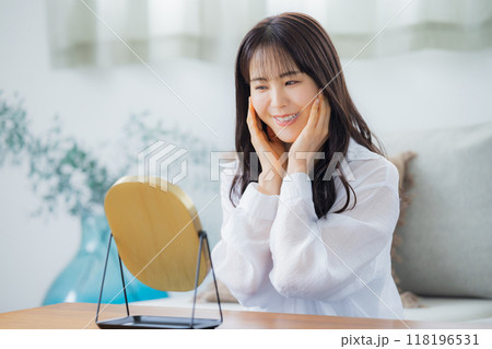 肌の調子を気にする若い女性 118196531