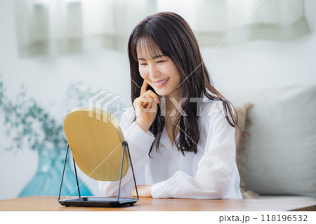 肌の調子を気にする若い女性 肌の調子を気にする若い女性 118196532
