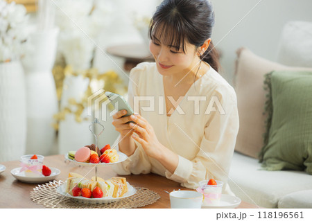 カフェでスイーツを食べる女性 カフェでスイーツを食べる女性 118196561