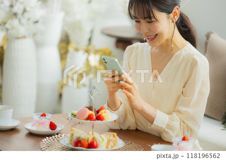 カフェでスイーツを食べる女性　　 118196562