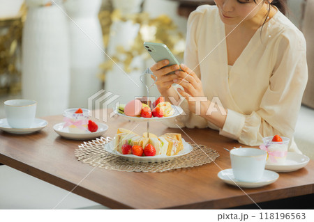 カフェでスイーツを食べる女性 カフェでスイーツを食べる女性 118196563