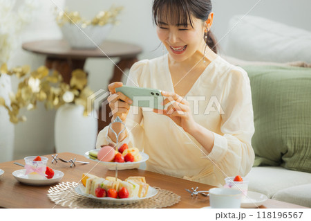 カフェでスイーツを食べる女性 カフェでスイーツを食べる女性 118196567