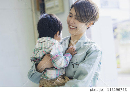 作業服で子供を抱っこするお母さん 118196738