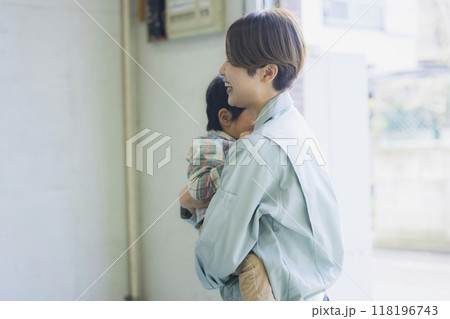 作業服で子供を抱っこするお母さん 118196743