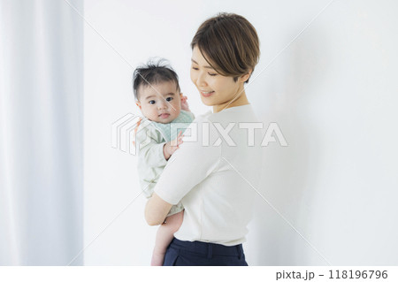 赤ちゃんを抱っこするお母さん 118196796