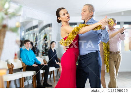 Woman and man dancing Woman and man dancing 118196936