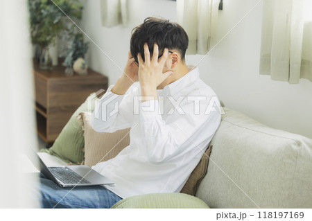 リビングでパソコンを使う男性 リビングでパソコンを使う男性 118197169