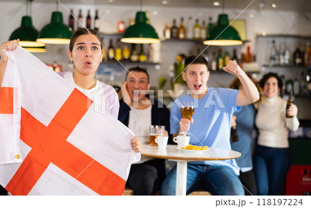 Group of people with England flag toasting with beer, having fun at party in nightclub 118197224