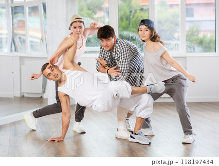 Women and men improvise, move on whim, and perform voluntary movements hip hop dance Women and men improvise, move on whim, and perform voluntary movements hip hop dance 118197434