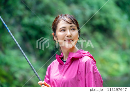 渓流で釣りをする女性 フィッシングを楽しむ女性 渓流で釣りをする女性 フィッシングを楽しむ女性 118197647