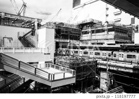 変貌する東京 工事中の渋谷駅 西口の首都高速下から 2024.08末 b-4 モノクロ 変貌する東京 工事中の渋谷駅 西口の首都高速下から 2024.08末 b-4 モノクロ 118197777